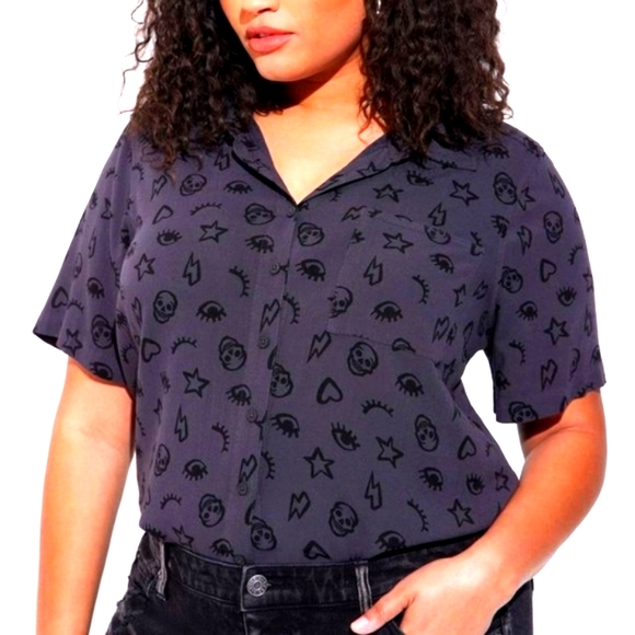 ❤️NWT VINTAGE TORRID BLOUSE - SKULL HEART BOLT PRINT - LIZZIE - BUTTON FRONT - Picture 1 of 16